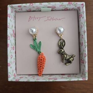 🆕️Betsey Johnson Pearl Stud Earrings With Bunny Carrot Drop Dangles